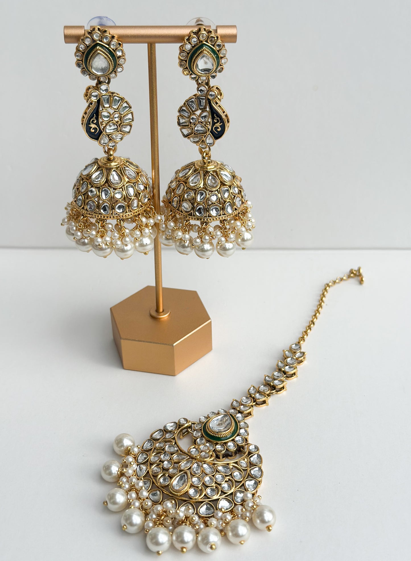 Shriya Kundan Tikka Set (Earrings and Tikka)
