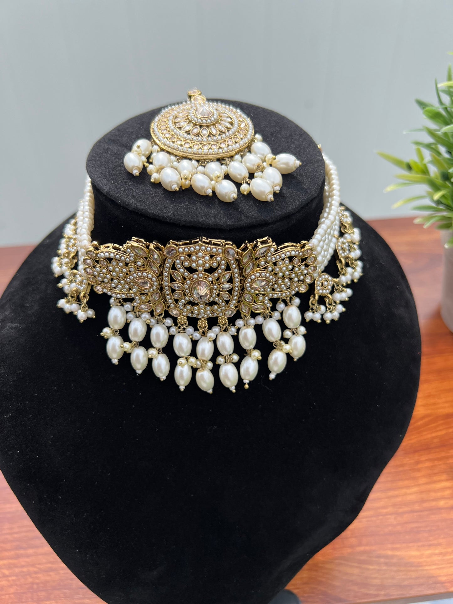 Laila Kundan Choker Set (Includes Earrings & Tikka)